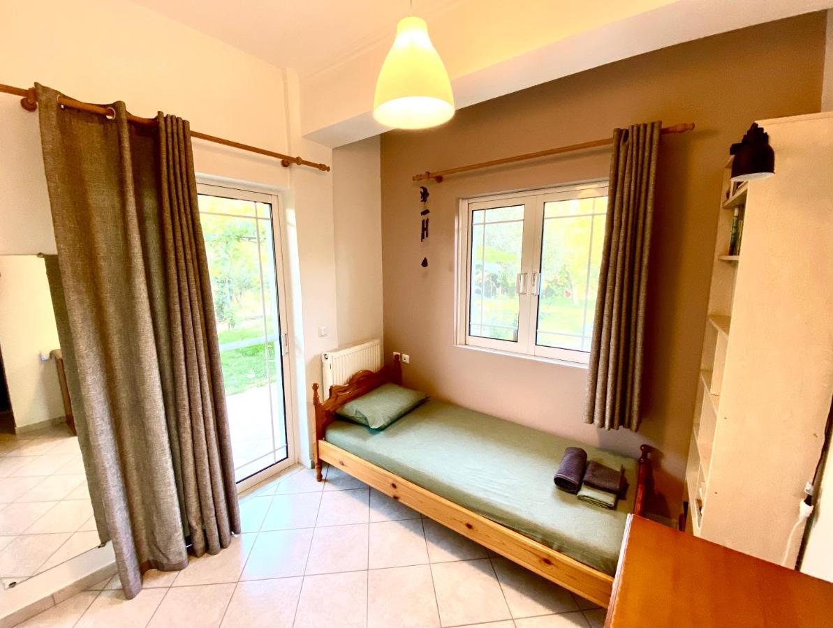 Cottage House,With Big Garden & Lawn Amaliada Esterno foto